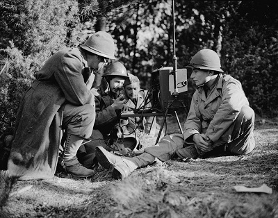 poste radio portable du CEF en Italie (ECPAD)